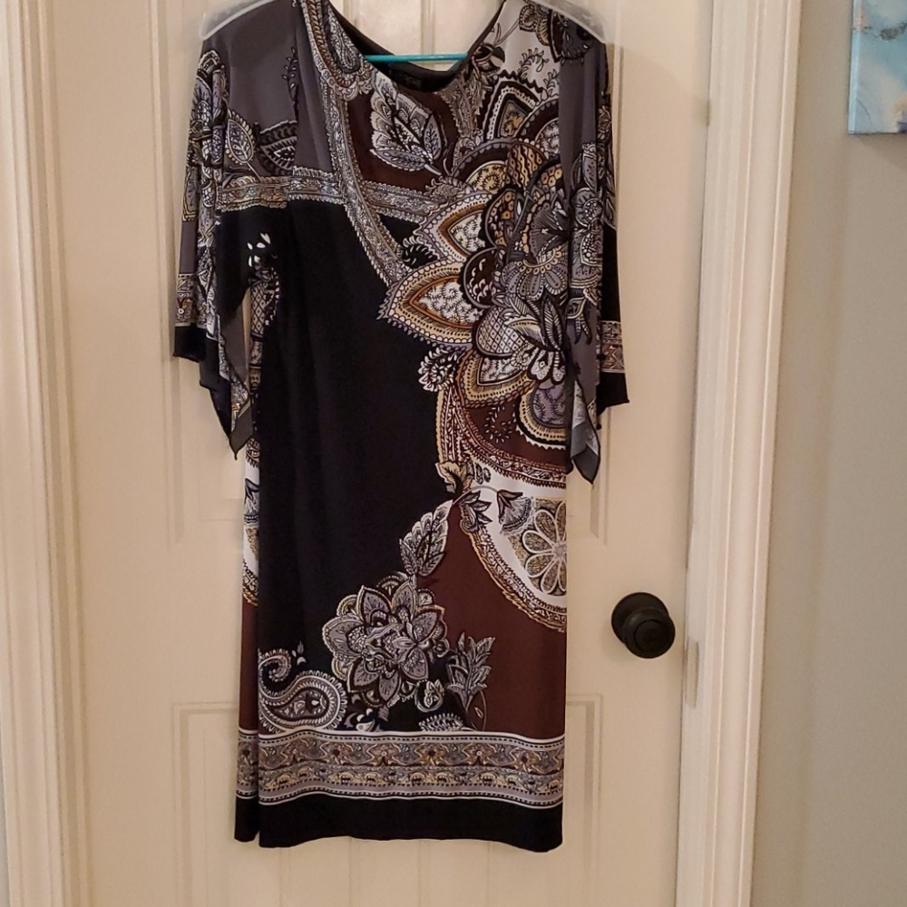 Fitted stretchy dress with flowy sleeves